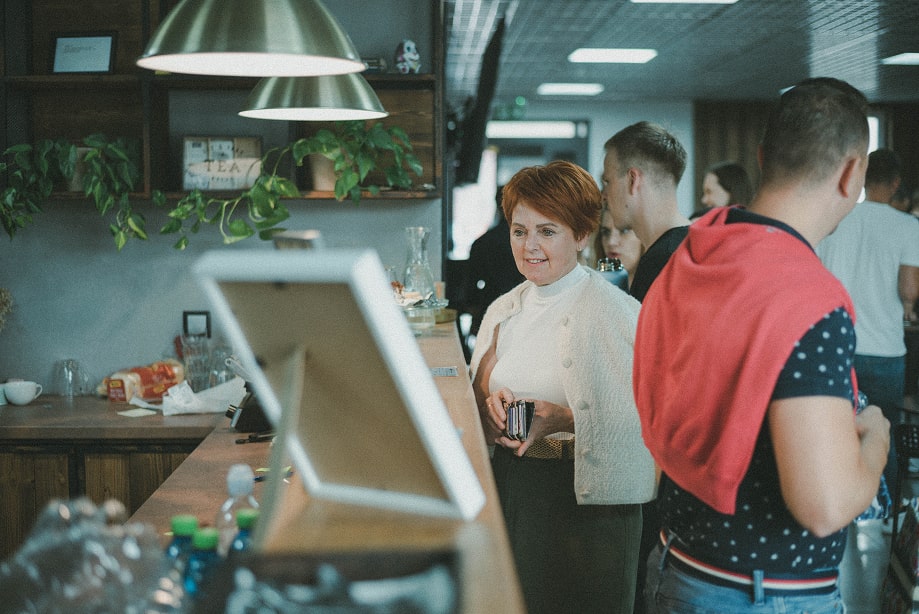 Priateľský rozhovor pri káve, ľahká atmosféra.