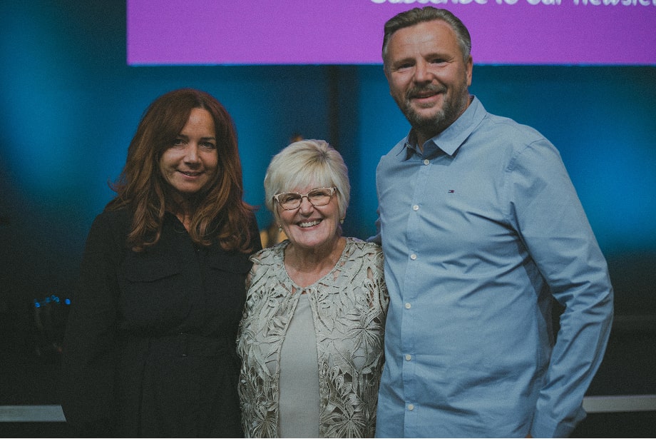 Rodinná fotografia, úsmevy a spoločný moment.