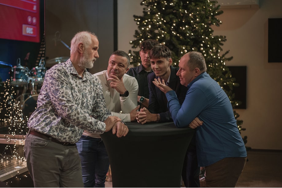 Smiech a radosť pri stole, neformálne stretnutie.