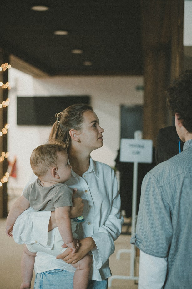 Mama s dieťaťom v objatí, rodinná atmosféra.
