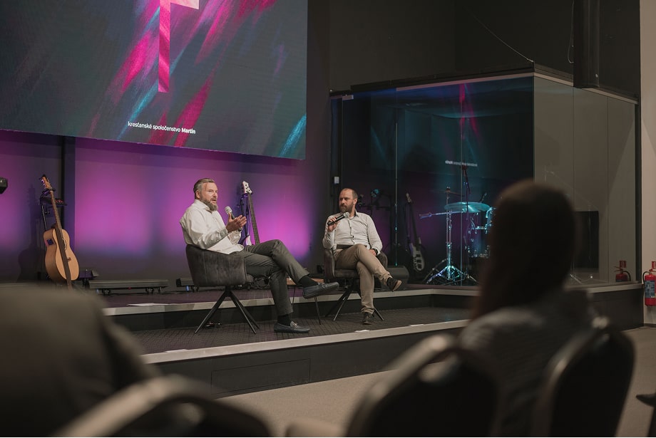 Hlboká diskusia rečníkov na pódiu.