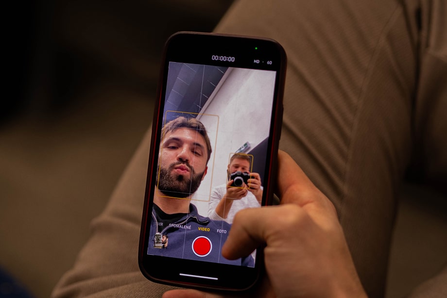 Sledujte nás online, spojenie cez mobilnú aplikáciu.