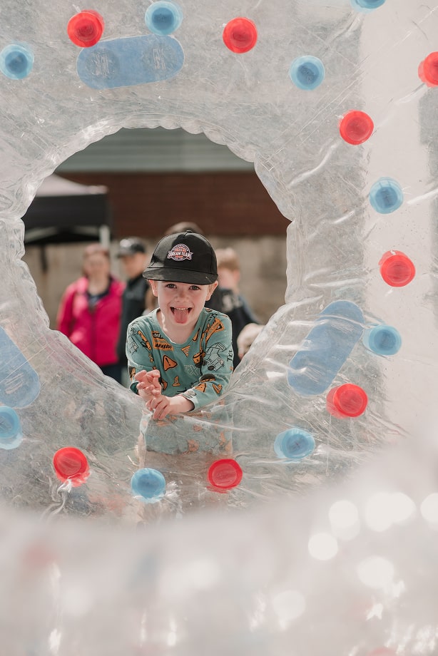 Dieťa v bubline, detské radosti a zábava.