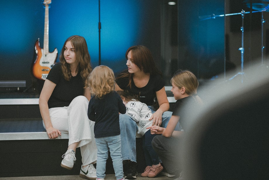 Mama s dieťaťom, pokojný rodinný moment.