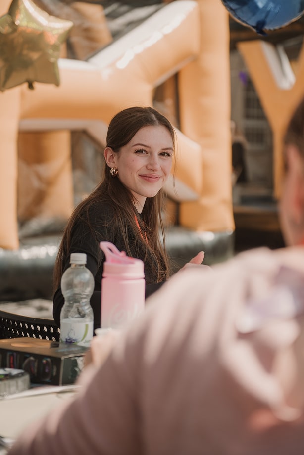 Dievča s úsmevom, priateľské stretnutie v tichu.