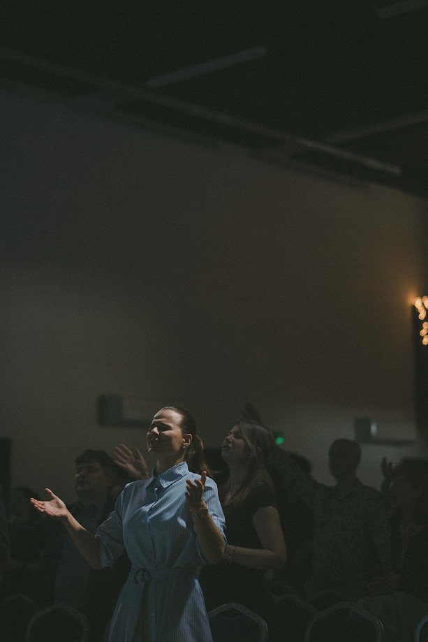 Silná atmosféra a tichý moment v spoločenstve.