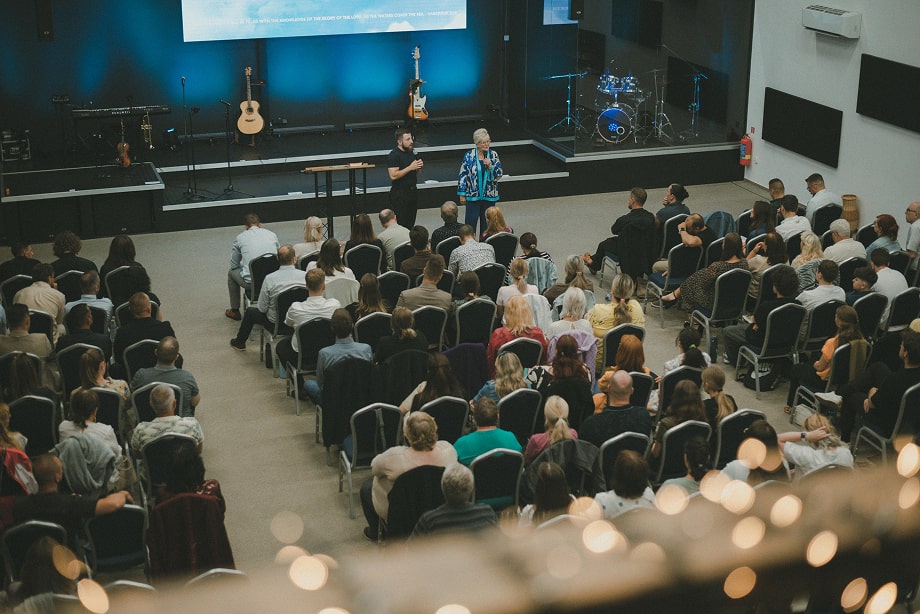 Plná sála sústredene počúva rečníka.