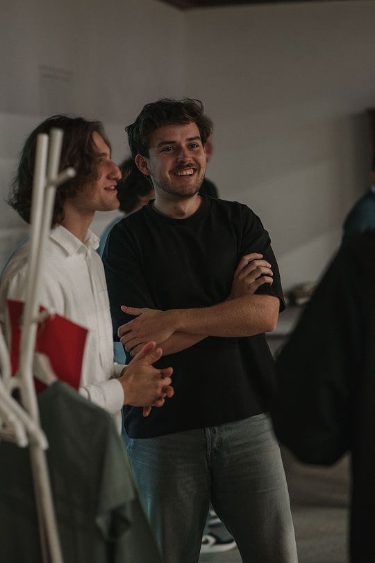 Hlboká debata priateľov v uvoľnenom prostredí.