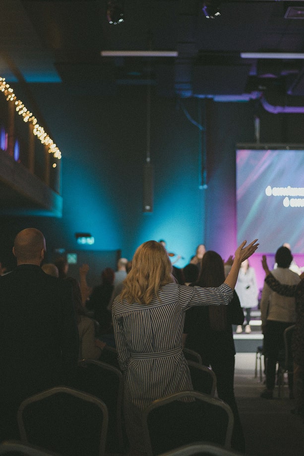Pozdvihnuté ruky, aktívne zapojenie do hudobného programu.