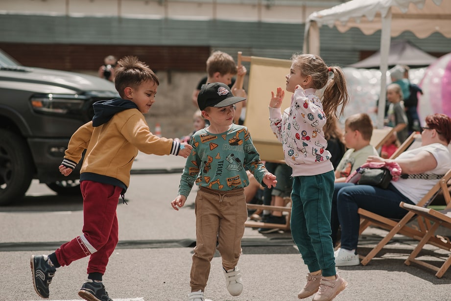 Deti šantia a hrajú sa vonku, radosť a smiech.